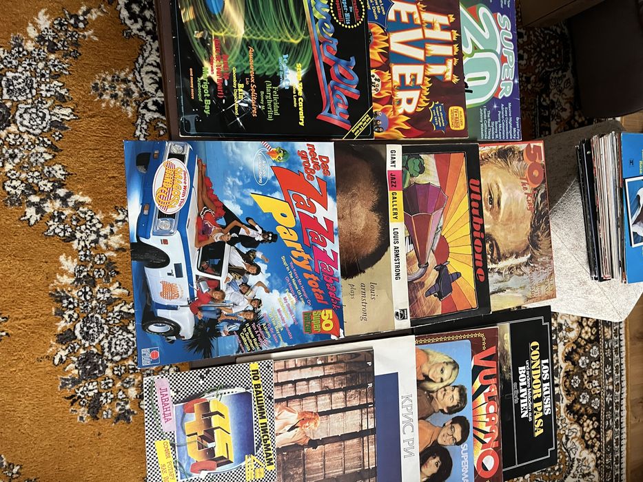 Vand cd si viniluri cu muzica originale