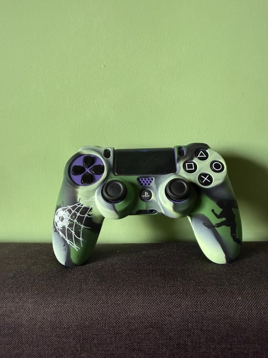 Продавам този PS4pro в много добро състояниe!