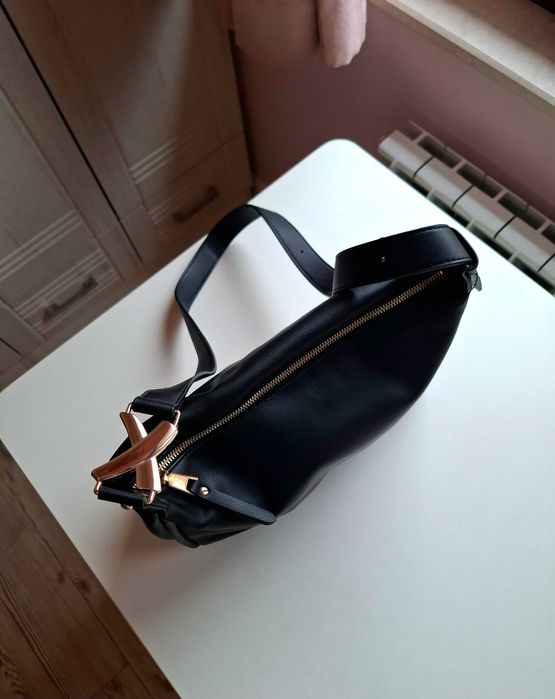 Дамска черна чанта със златист елемент