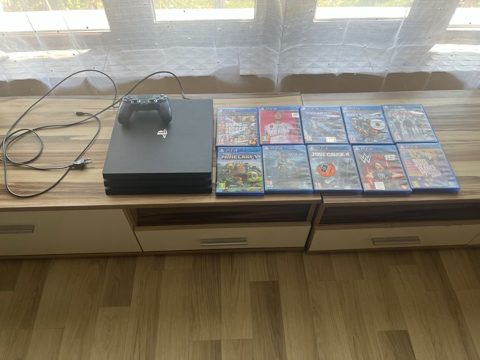 Vand ps4 pro cu un controller si 10 jocuri