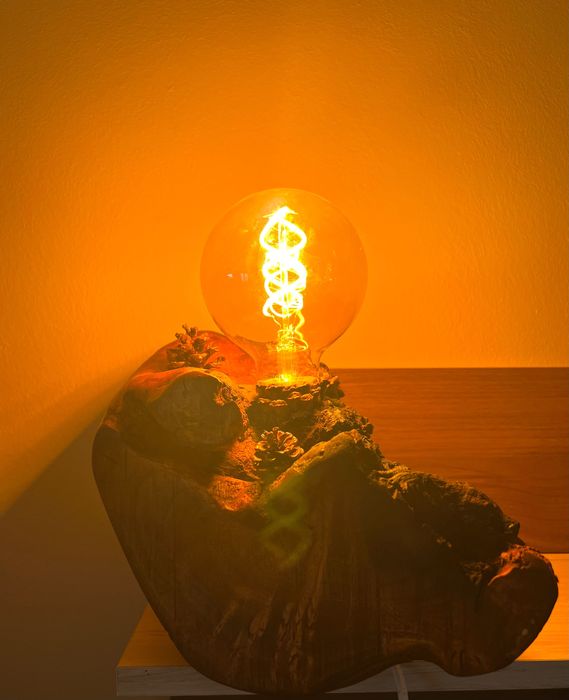 Ръчно изработена нощна лампа от дърво