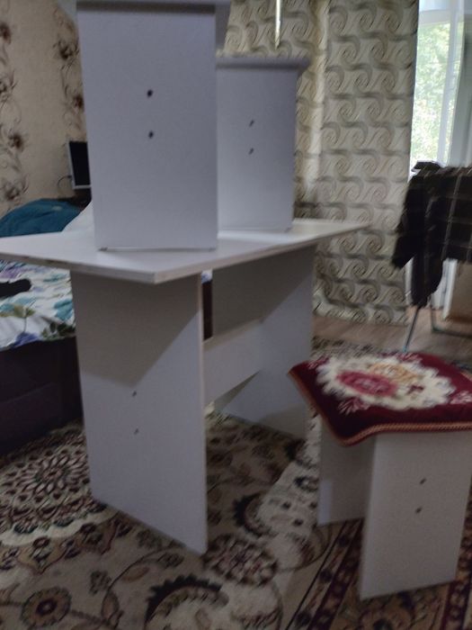 Продается стол со стульями
