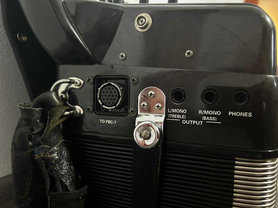 De vanzare acordeon Roland FR2