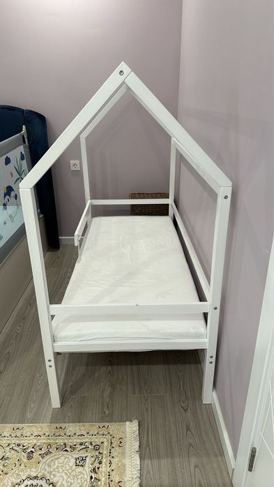 Детский домик кроватка с матрасом