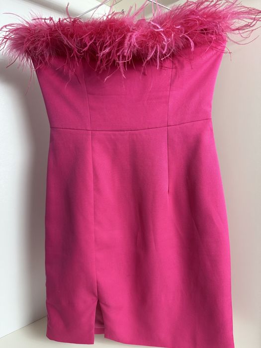 Розова рокля с пера