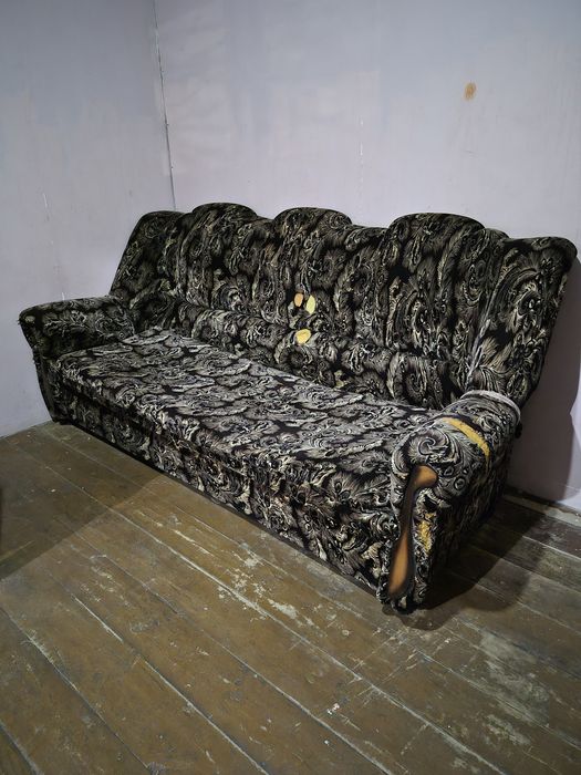 Шкаф-купе. Диван