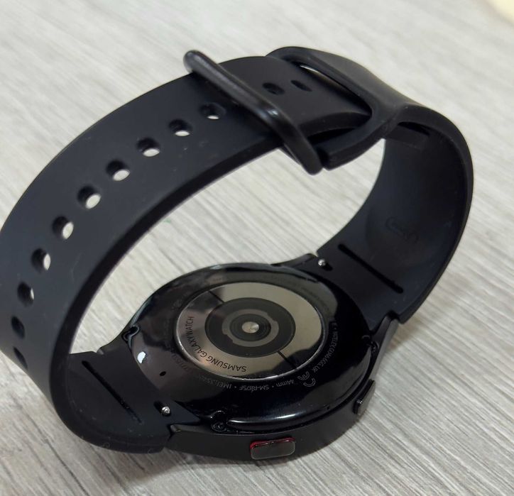 Продавам Samsung Galaxy Watch4 44mm