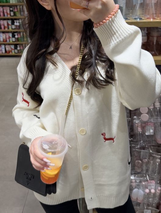 белый кардиган с собачками