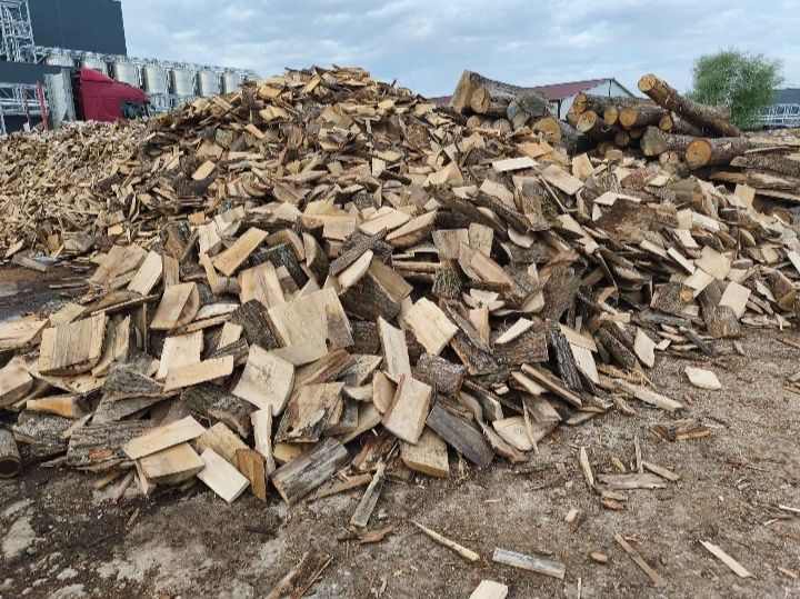 Vând lemne și deseuri la preț convenabil