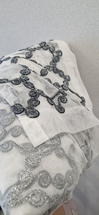 Серые шторы с тюлью и кисточками