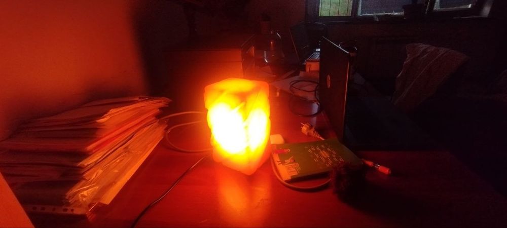 Kon tuzidan yasalgan davolovchi lampa