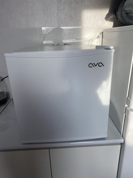 Продам мини холодильник.