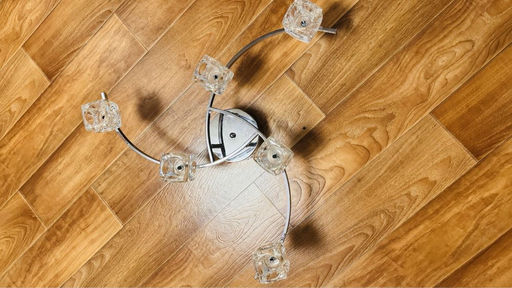 Продам люстру 6 плафонов в виде стаканов .