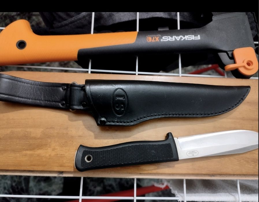 Продавам нож Falkniven S1, с кожена кания кания
