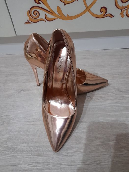 Золотистый туфли