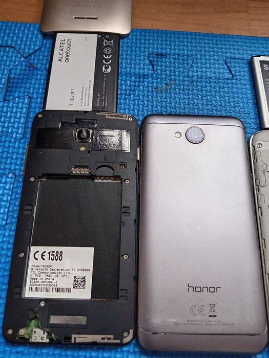 Телефони за части