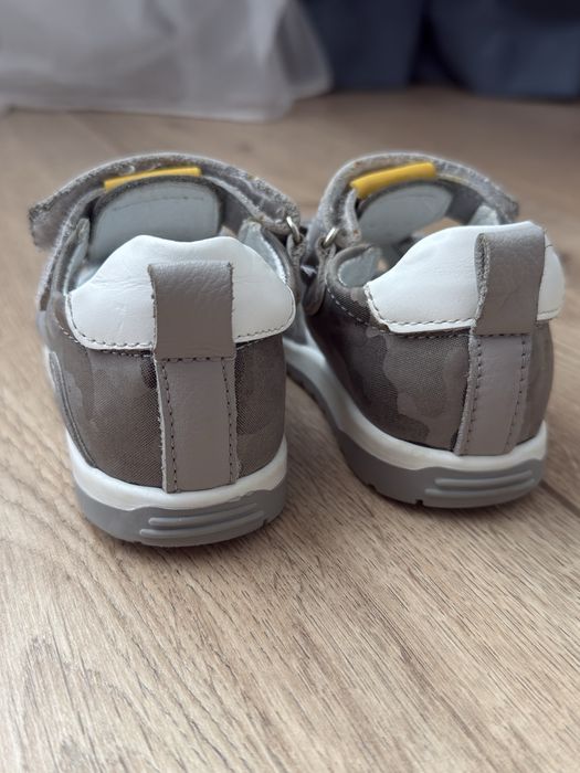 Продам детские сандали