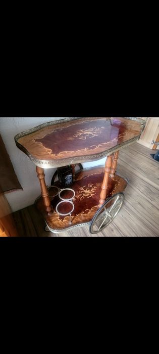 Продавам сервизна маса