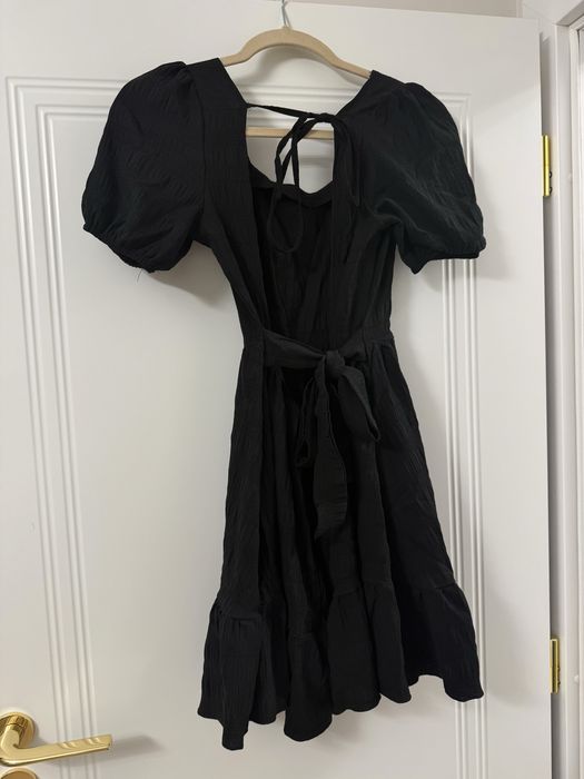 Черна къса рокля с гол гръб