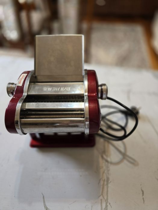 Электрический тестокаталка,  лапшорез.