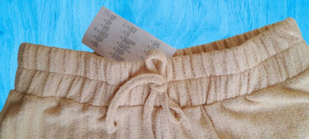 Pantaloni scurti bej tricot cu talie inalta si snur in talie S