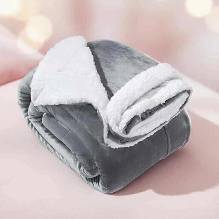 Топло и уютно  – двустранно одеяло тип “Шерпа”.