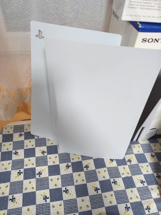 Пълен Премиум Гейминг Комплект PlayStation 5 (Диск) + 2 Контролера + Зарядно + Qanba Fight Stick + Топ Игри!
