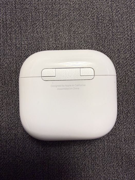 Airpods 4 - Active noise cancellation