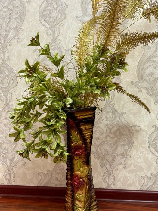 Большая ваза с цветами