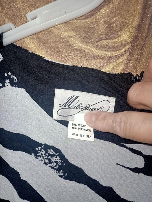 В продаже одежда