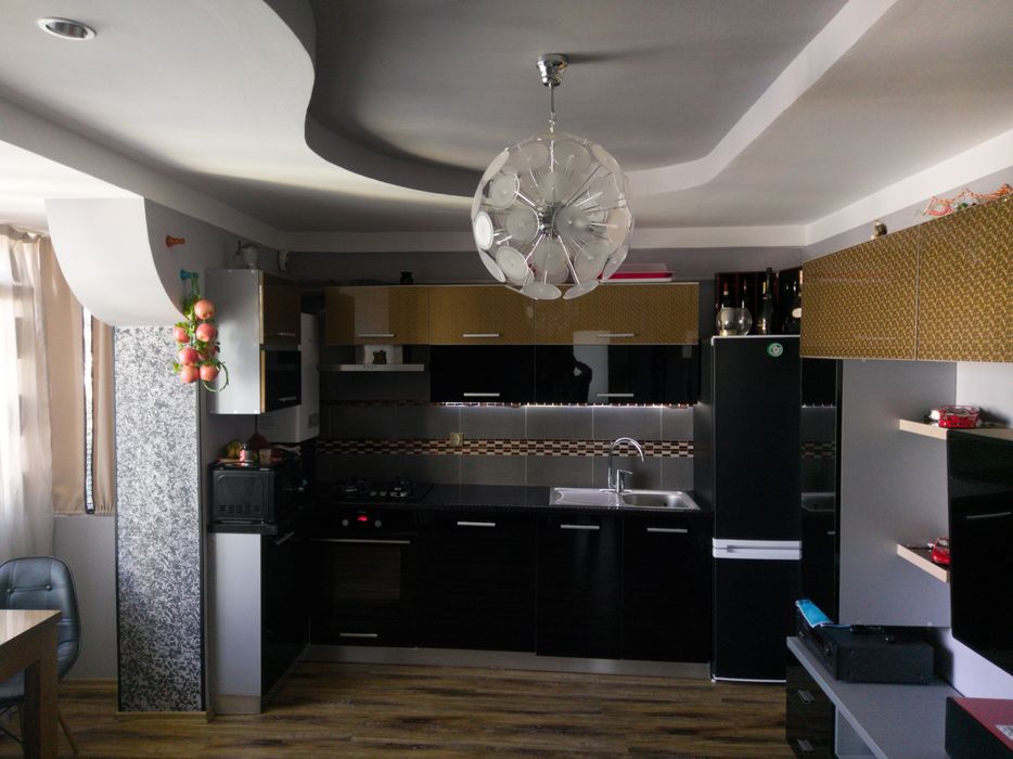 Vând apartament centru