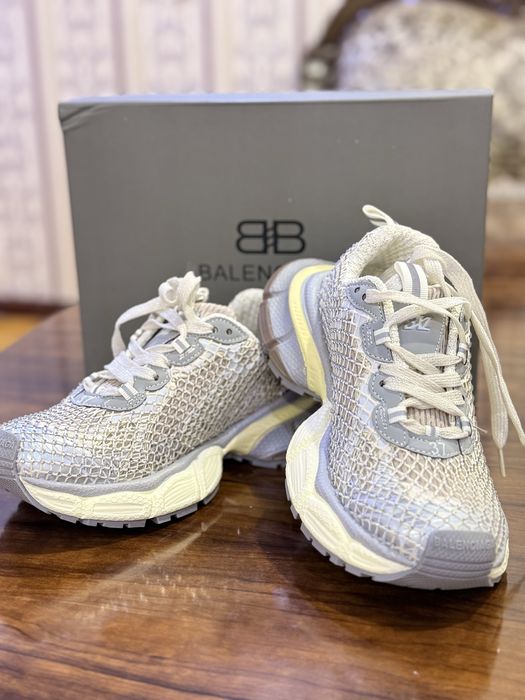 Срочно продам женские кроссовки