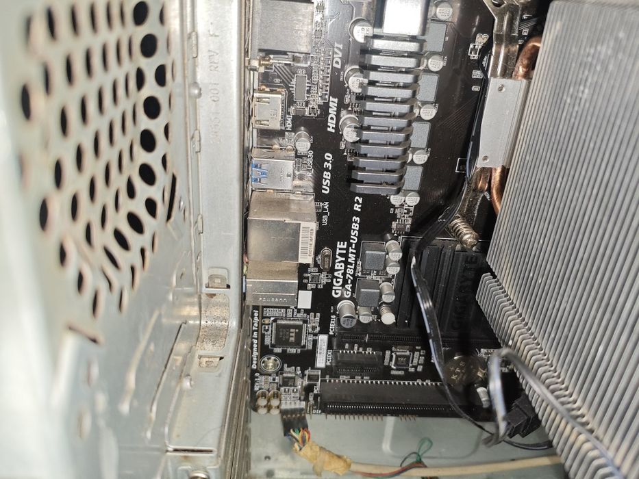 Продавам 2 вида дънни платки – Intel H81 и Gigabyte GA-78LMT-USB3 R2.0