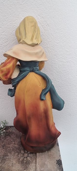 Figurina Femeia cu cos de fructe