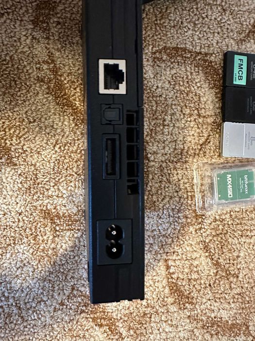 Sony PlayStation 2 (PS2) SLIM– Modat FMCB + Accesorii + Joc inclus | model SCPH-90004, cu sursă internă |