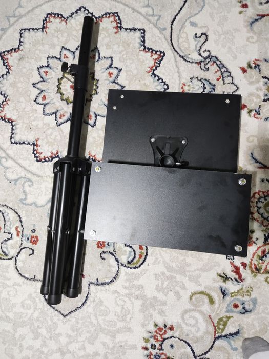 Стойка под ноутбук для музыкантов