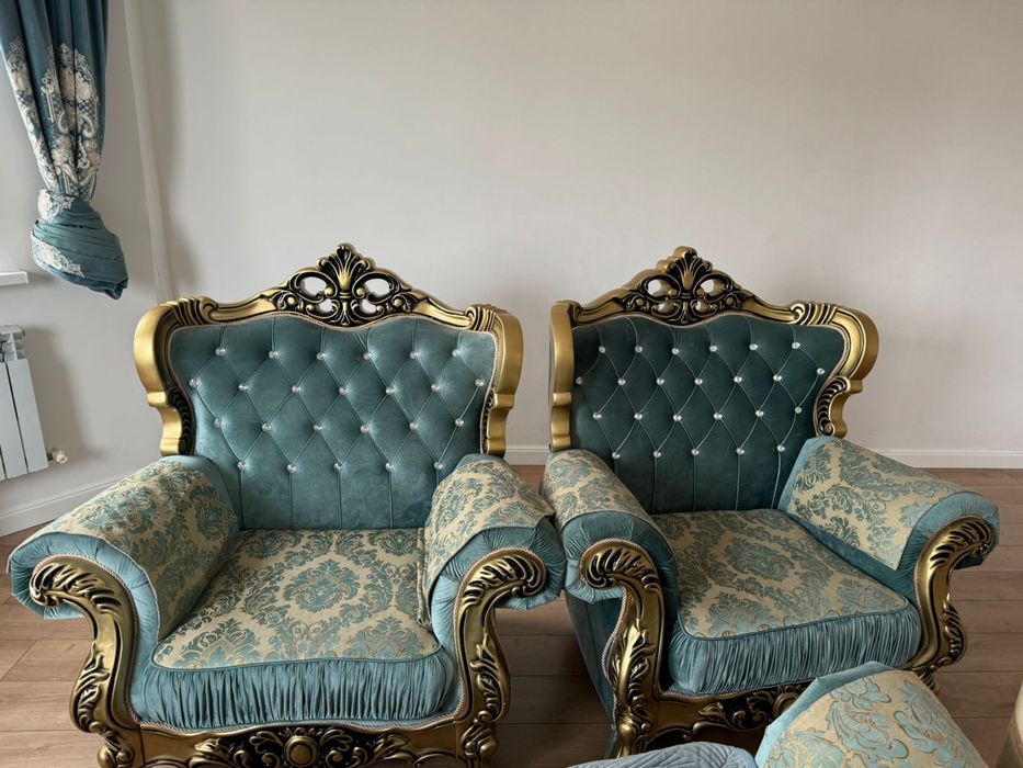 Диван с двумя креслами