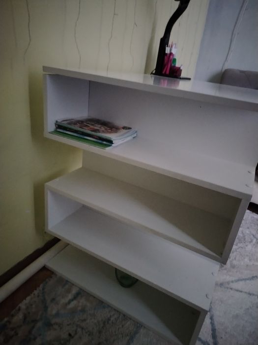 . Стол в комнату.