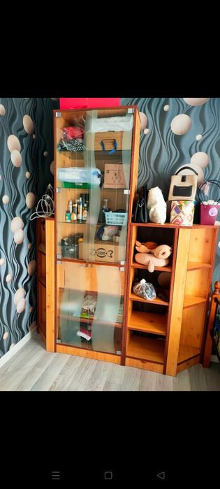 Продается стеллаж и стулья