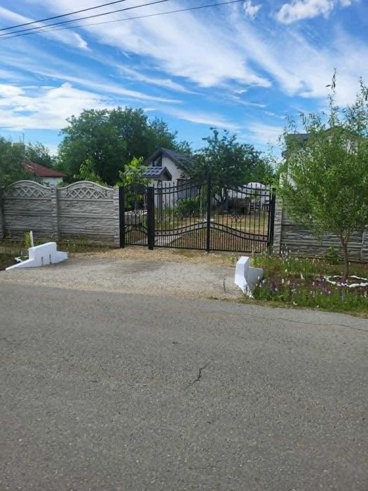 Vand teren 420m2 la strada(ingradire gard de beton si porti noi+magazie,fantana si utilitati),7km de Craiova in Simnicu de Sus