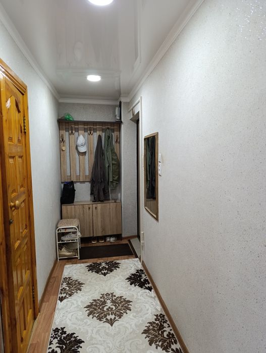 Продам двух комнатную квартиру .