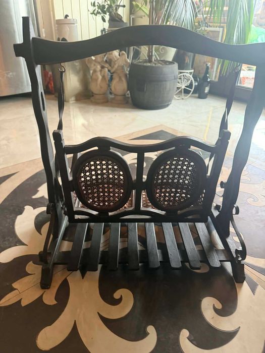 Здравейте. Предлагам старинна, дървена, двойна ретро люлка за кукли