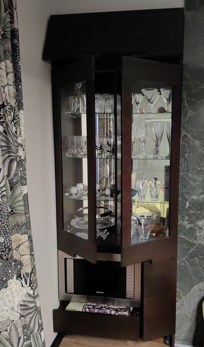 Висок шкаф с витрина и микровълнова