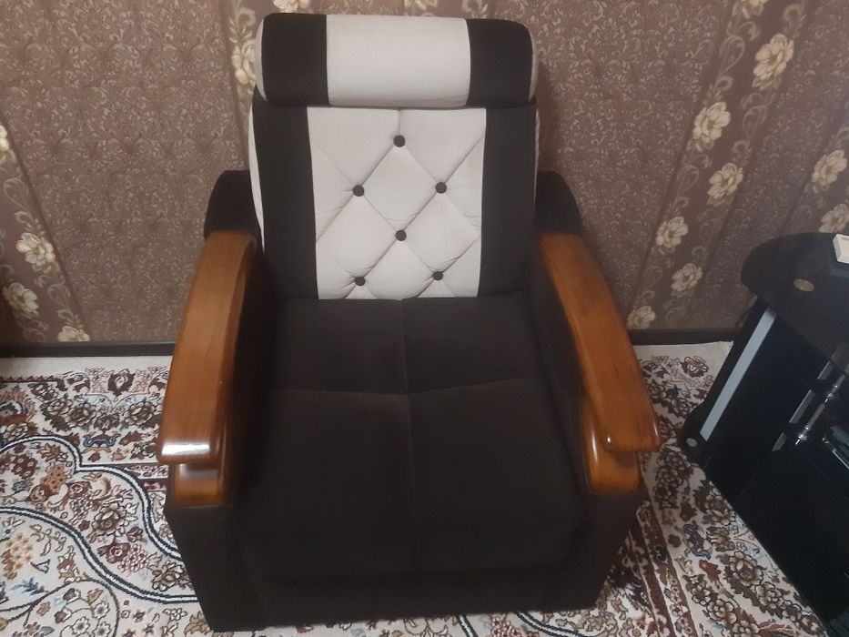 Диван иккита креслоси билан