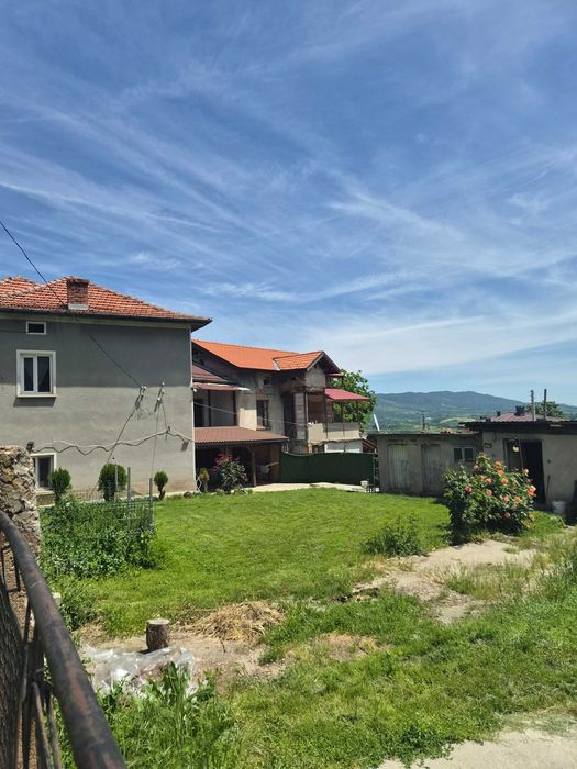 Продавам къща в село Голяма Желязна!