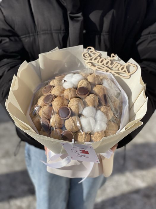 Букет из тофифи и грецких орехов