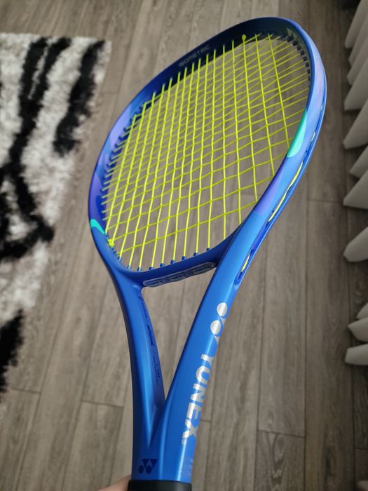 Vand racheta Yonex Ezone 100 prostock model 2025