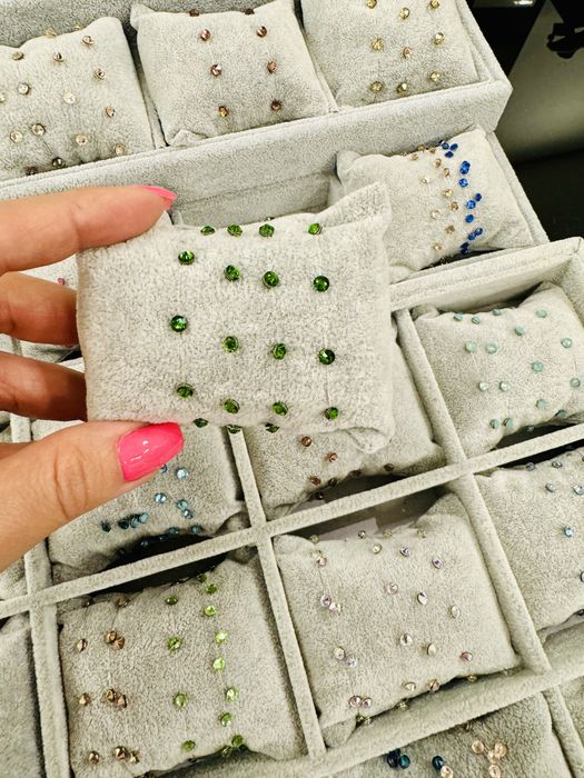 Гривнички на корда с камъчета Сваровски