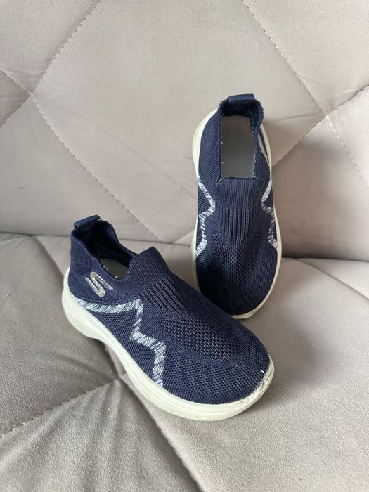 Продаются детские кроссовки сеточные