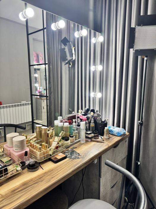 Стол визажный с зеркалом